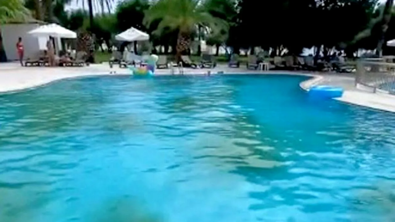 Vacanță de coșmar pentru o turistă în Turcia! Ce a găsit în piscina hotelului de 5 stele unde era cazată