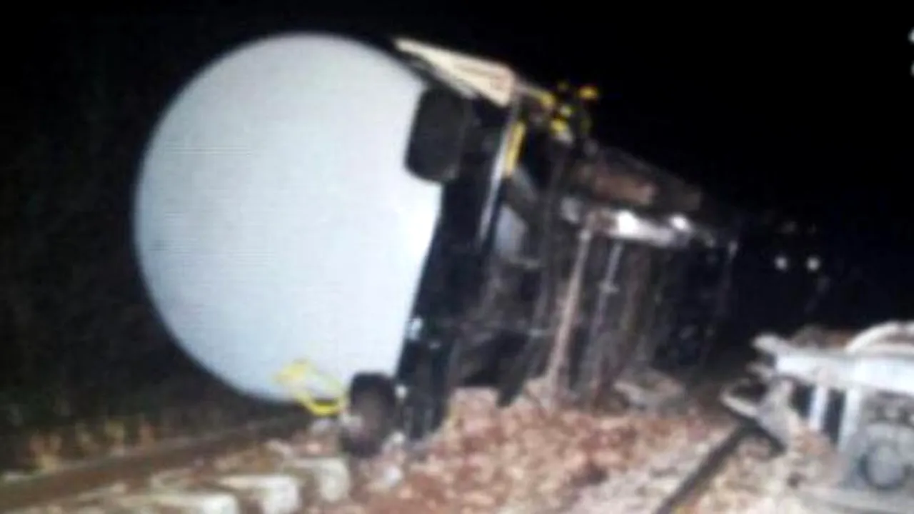 Un tren de marfă încărcat cu motorină a deraiat în județul Brașov