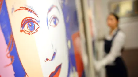 Regina Elizabeth a II-a a cumpărat patru portrete ale sale realizate de Andy Warhol