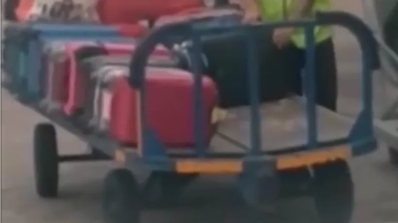 Ce se întâmplă cu bagajele în aeroport? Un cărăuș din Ibiza a fost filmat în timp ce FURA din geamantanul pe care îl transporta