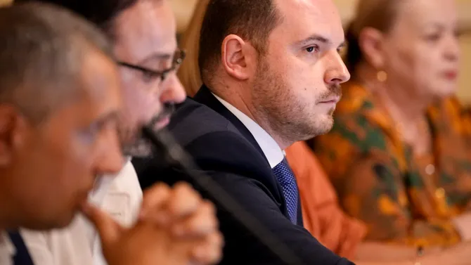 Alexandru Rogobete infirmă lipsa de ser fiziologic în spitale: „Stoc de 5 milioane de flacoane” / Oficialul va trimite Corpul de Control la Brașov