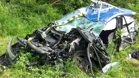 Mașină Google Street View, LOVITĂ în plin de un tren, în Mehedinți. Șoferul nu oprise la trecerea cu calea ferată