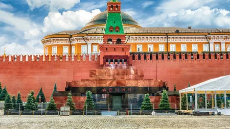 Biserica Ortodoxă Rusă susține îngroparea lui Lenin, expus în mausoleul din Piața Roșie. Putin a comparat mumia lui cu moaștele sfinților
