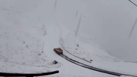 Ninsoare și ceață pe Transfăgărășan. Circulația a fost închisă temporar. Ce transmite Compania Naţională de Administrare a Infrastructurii Rutiere