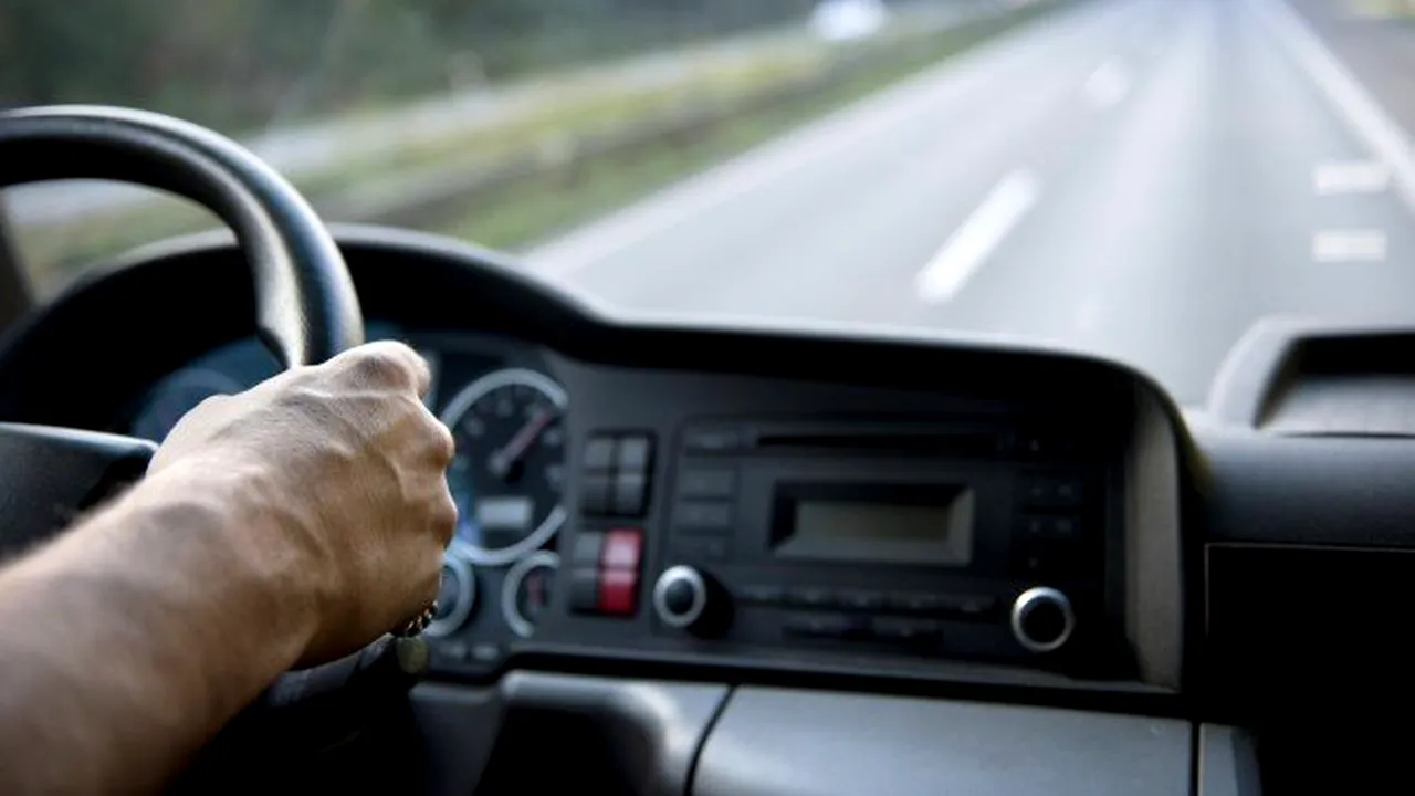 Femeie din Iași, AGRESATĂ zilnic de șoferul microbuzului care o duce la serviciu: „M-a înhățat de geacă și m-a târât prin autobuz”