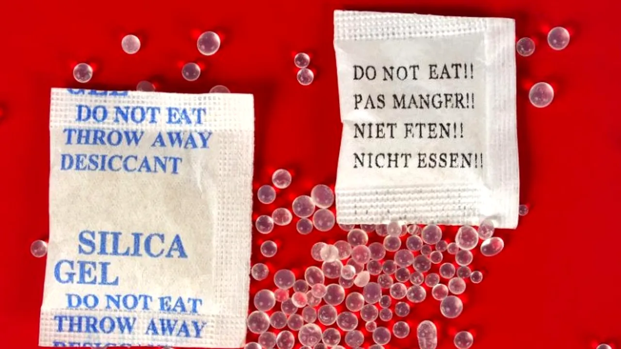 Puțini știu la ce folosesc plicurile de SILICAGEL, de fapt. Mulți le aruncă