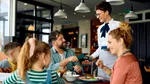 15 restaurante din Sardinia le cer familiilor să renunțe la telefoane la masă, într-un program-pilot de o lună care încurajează conversațiile dintre părinți și copii