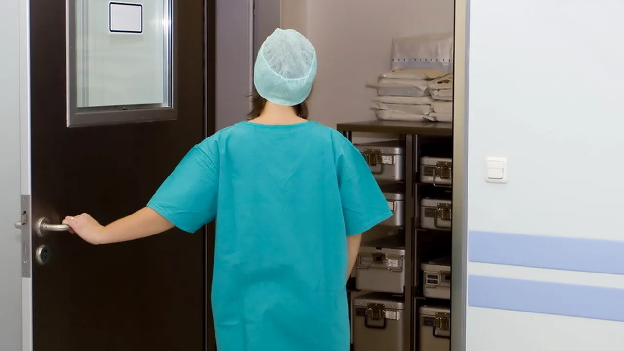 ASISTENTĂ MEDICALĂ, cercetată după ce a mers la serviciu, deşi trebuia să stea izolată