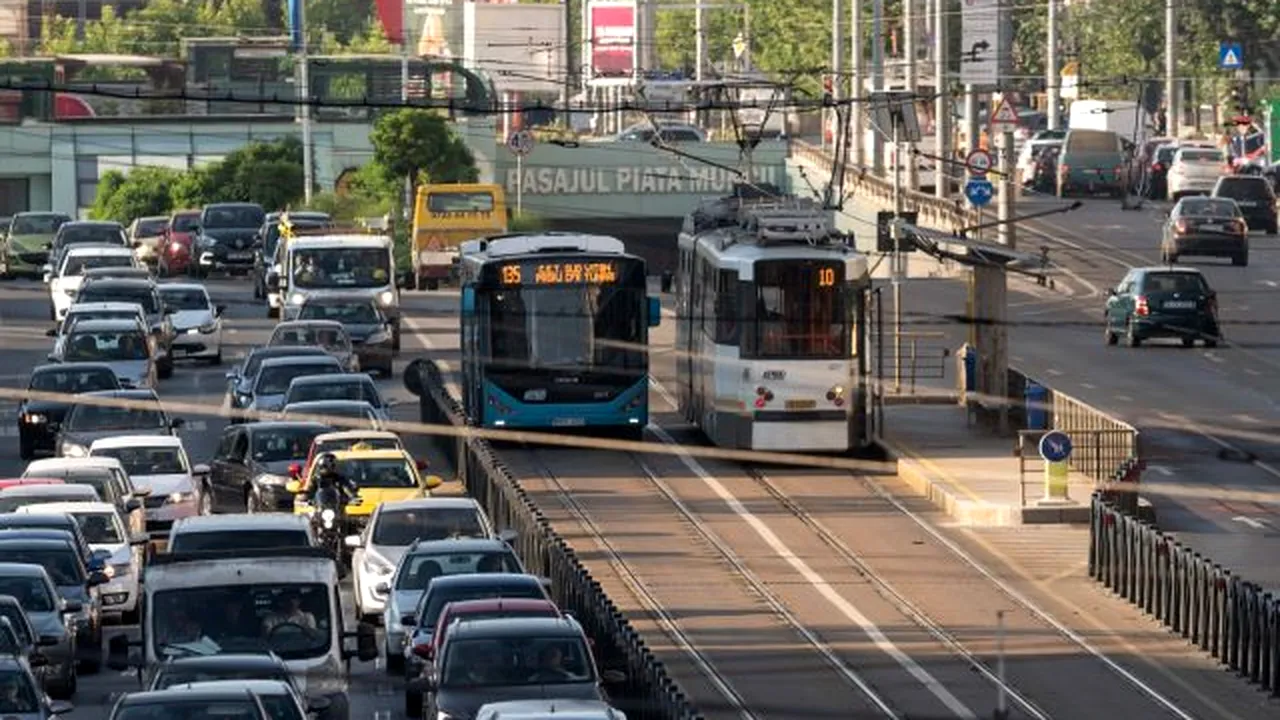 PROBLEME. Ce s-a întâmplat de când autobuzele au început să circule pe liniile de tramvai în Capitală: „Din ce am înțeles, în alte țări autobuzul nu merge direct pe linia de tramvai”