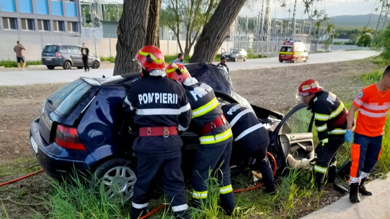 FOTO | Mașină intrată într-un copac, pe un drum din Hunedoara. Șoferul a murit, iar o femeie a fost grav rănită