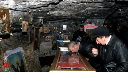 Mii de pelerini participă la slujba oficiată la Mănăstirea 