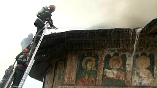 Biserica din Valea Danului a luat foc. Șase echipaje de pompieri intervin