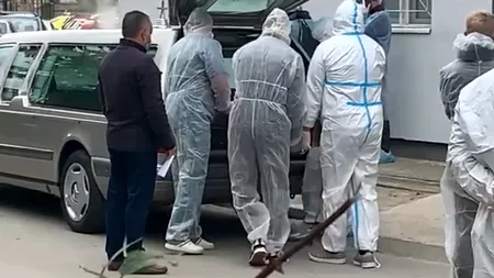 VIDEO EXCLUSIV| Imaginile dezastrului COVID din valul 4. Curtea Spitalului din Craiova, plină de mașini funerare, în timp ce rudele așteaptă să ridice trupurile