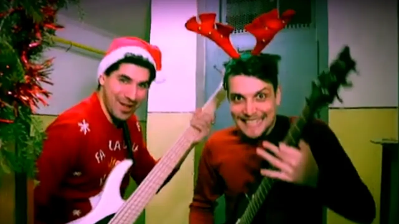 Cum sună colindele lui Hrușcă în varianta metal? Doi tineri ne prezintă o altfel de variantă a melodiei „Deschide ușa, creștine