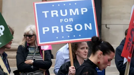 Mii de oameni protestează la LONDRA, în timp ce regele Charles și regina Camilla l-au primit pe președintele Trump la Windsor
