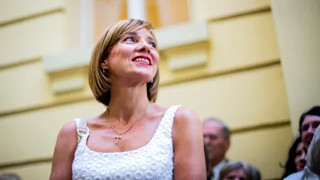 Carmen Iohannis aleargă la semimaratonul Sibiului, președintele o susține din tribune