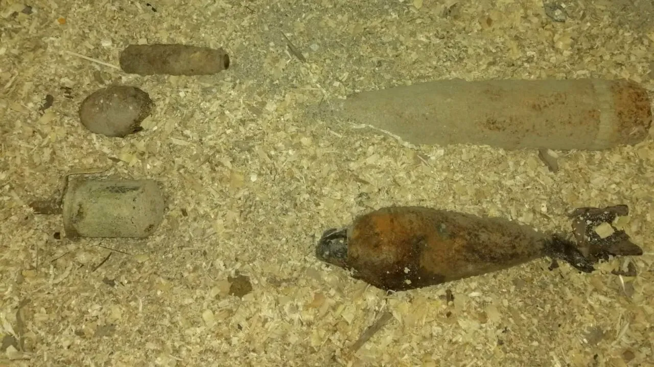 FOTO - Sute de cartușe de infanterie și proiectile explozive, descoperite pe Vârful Rugat, din județul Harghita