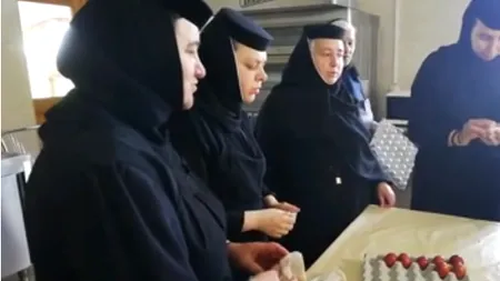 O mie de ouă au fost vopsite cu foi de ceapă roșie la Mănăstirea Șag, potrivit unei tradiții vechi de 70 de ani