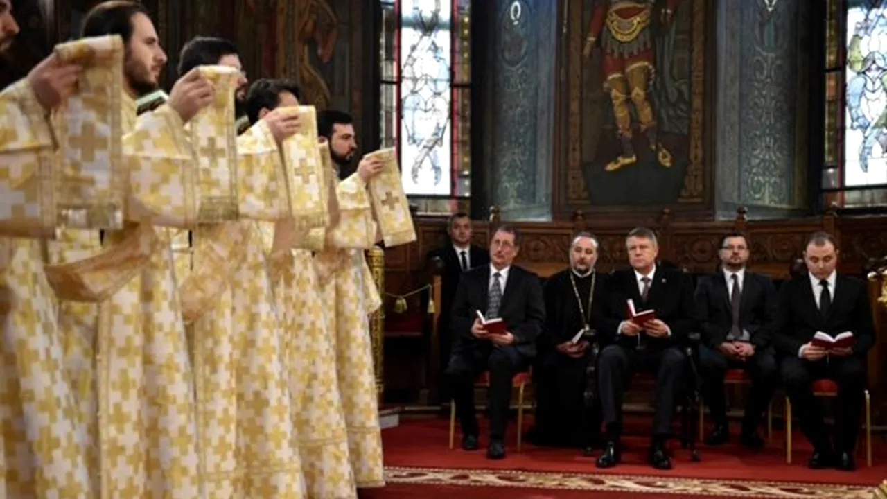 Mesajul președintelui Iohannis, pe Facebook, după ce a participat la slujba de Paște la Sibiu. Soția sa a cântat în corul bisericii