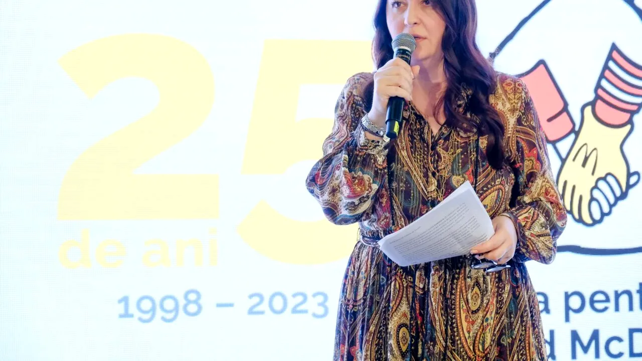 FOTO / Cum se comportă Amalia Năstase cu oamenii care o abordează. ”Când îi tratezi pe toți IMPORTANȚI, oamenii se deschid”