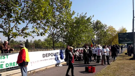VIDEO Ziua votării moțiunii împotriva Guvernului | Protest în fața Parlamentului: Oamenii strigă „Anticipate