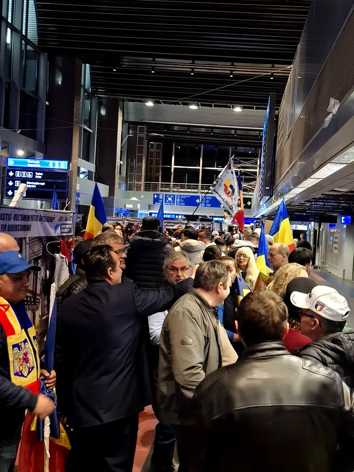 Diana Șoșoacă, întâmpinată de zeci de susținători, la Otopeni, după ce i-a fost ridicată imunitatea în Parlamentul European. 