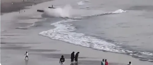 SUA: Un avion de mici dimensiuni s-a prăbuşit pe o plajă extrem de populară din California / Un fost primar a murit - VIDEO