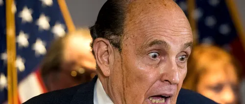 Freza lui Giuliani îi joacă feste în timpul unei conferințe de presă: Avocatul lui Trump transpiră atât de mult încât i se scurge pe față vopseaua de păr! - FOTO/VIDEO