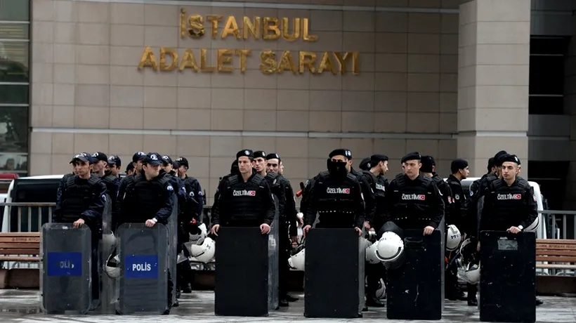Doi bărbați înarmați care au luat ostatic un procuror într-o instanță din Istanbul au fost uciși. Ce s-a întâmplat cu ostaticul