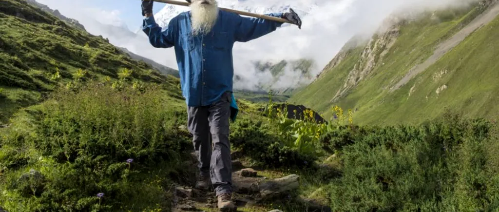 Sadhguru vine în România, într-un tur mondial de motocicletă! Mesajul său este legat de salvarea solului