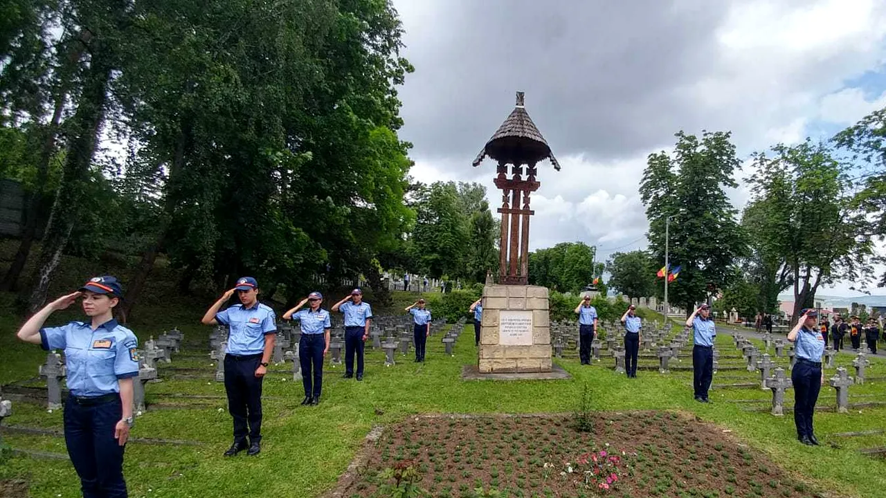 Comemorarea eroilor la Cluj: Peste 1.000 de candele au fost aprinse în Cimitirul Eroilor - FOTO 