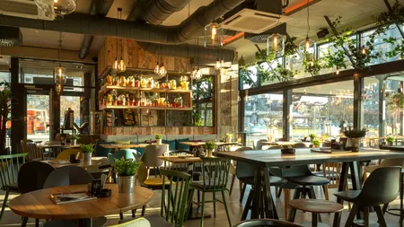 Patronii din HoReCa solicită Guvernului redeschiderea urgentă a restaurantelor. Cât de afectată este industria ospitalității?