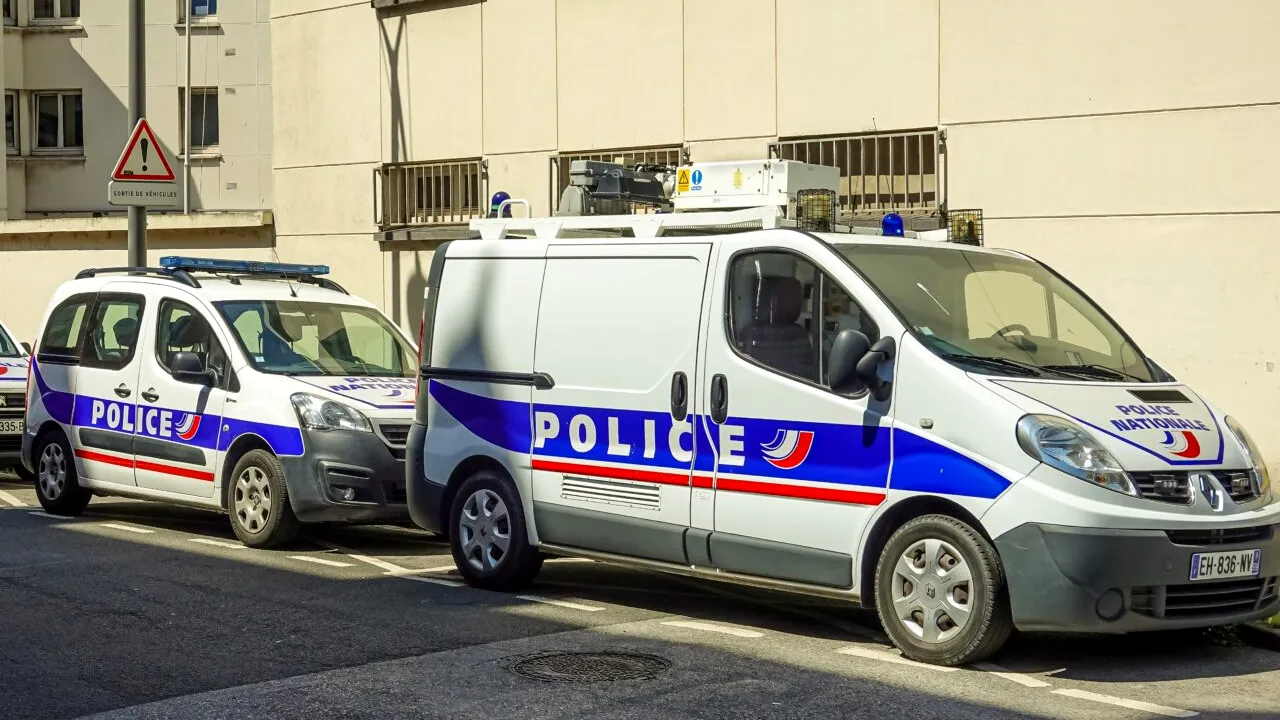 Franța: Trei tineri cu vârste cuprinse între 19 și 24 ani au fost ARESTAȚI. Sunt suspectați că ar fi plănuit un atac terorist