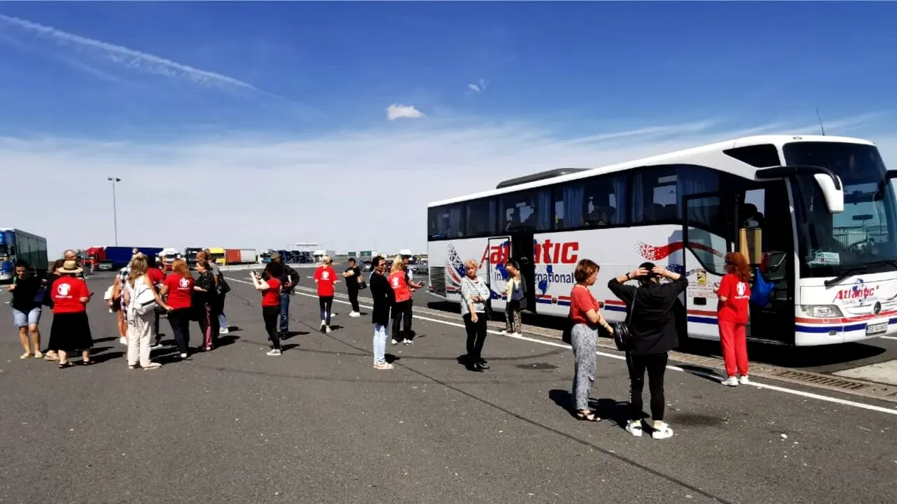 Sute de mii de copii nu-și văd părinții duși la muncă în străinătate nici măcar o zi pe an. Jumătate din cei plecați nu-și permit vacanțe în România