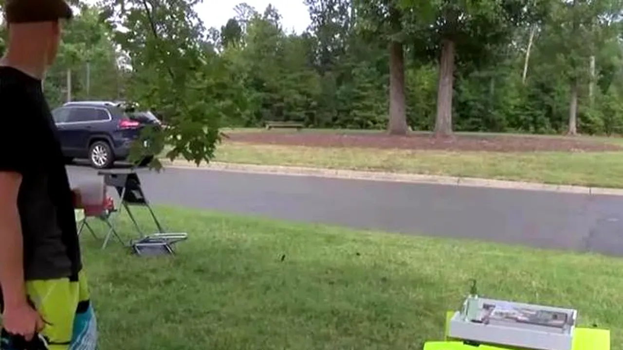 Un băiețel de nouă ani din SUA, care vindea LIMONADĂ la colț de stradă, a fost JEFUIT de un atacator înarmat. Ce au găsit polițiștii într-o pădure apropiată