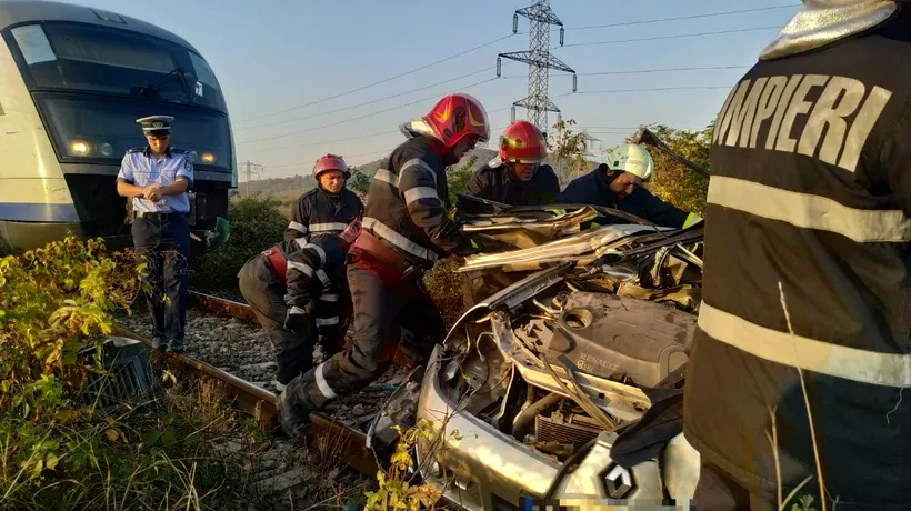 Două persoane au murit după ce mașina în care se aflau a fost lovită de un tren, în Dâmbovița