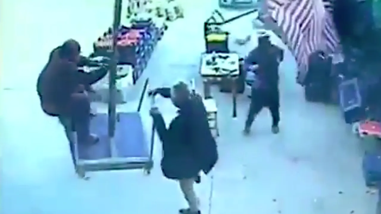 E o pasăre, e un avion, e un bărbat care zboară pe o umbrelă. Momentul în care un turc este luat pe sus de vânt - VIDEO