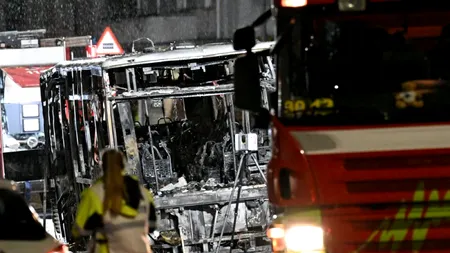 Tragedie în Elveția: Cel puțin șase persoane au murit, într-un autobuz care a luat foc. Un pasager ar fi „turnat combustibil pe el”
