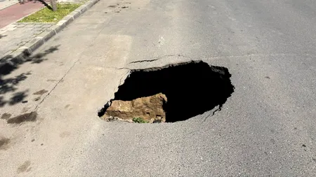 Crater într-o șosea din Slobozia, după ce asflatul s-a surpat. Imaginile sunt coșmarul șoferilor