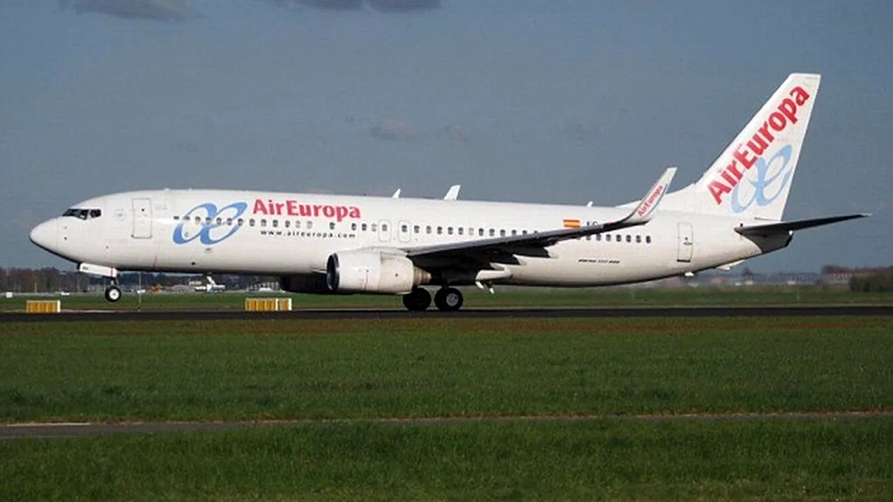 Un român a încercat să deschidă ușa unui avion în zbor. Ce motiv a invocat în fața polițiștilor