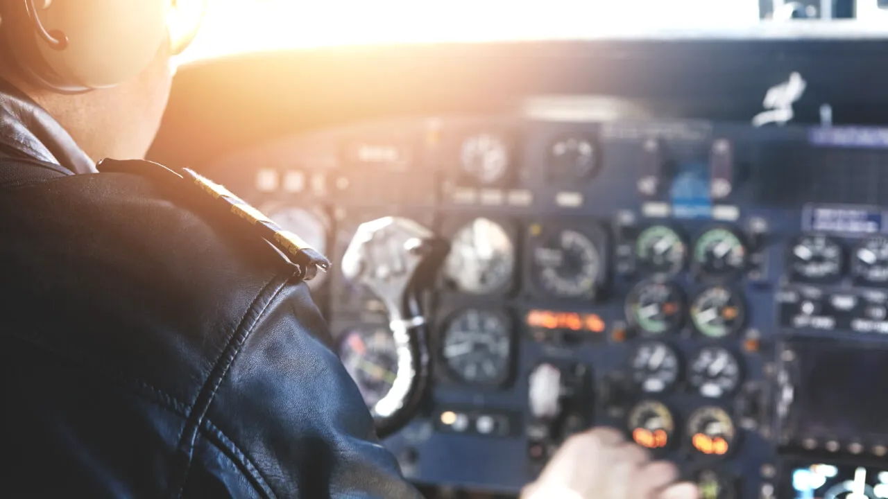 Un pilot aflat în afara serviciului, care a încercat să oprească motoarele unui avion după ce a consumat ciuperci halucinogene, credea că este mort