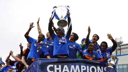 Trei angajați de la Chelsea au stricat un mâner al cupei Ligii Campionilor, în timp ce se fotografiau cu trofeul în afara orelor de program