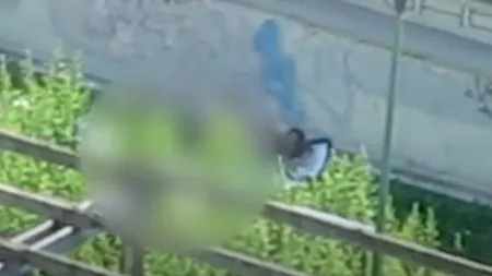 REVOLTĂTOR. Doi români filmați în timp ce fac amor lângă un loc de joacă din Italia: „Un cuplu gol, în acțiune!” (VIDEO)