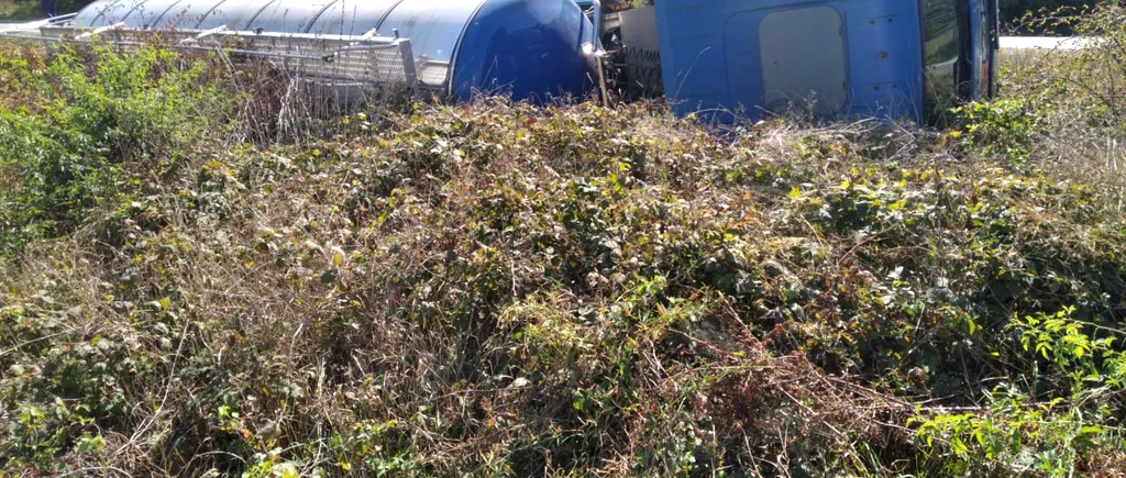 O cisternă încărcată cu gazolină s-a răsturnat pe un drum din Bacău. Autoritățile au fost în alertă