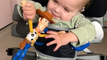 Drama unor părinți din Anglia. Un copil de doi ani a rămas paralizat după ce medicii i-au pus un diagnostic greșit de 15 ori. De ce suferă băiețelul