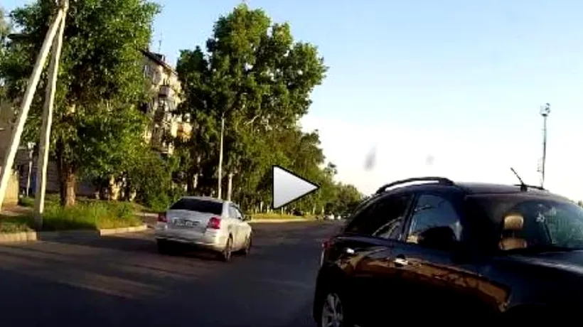 Accident în Rusia: S-a speriat de un claxon și a intrat într-un stâlp. VIDEO