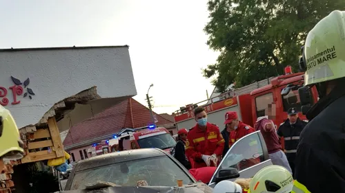 O femeie a fost ucisă în Satu Mare după ce un șofer de BMW a intrat cu mașina într-o florărie! Imagini cu IMPACT EMOȚIONAL