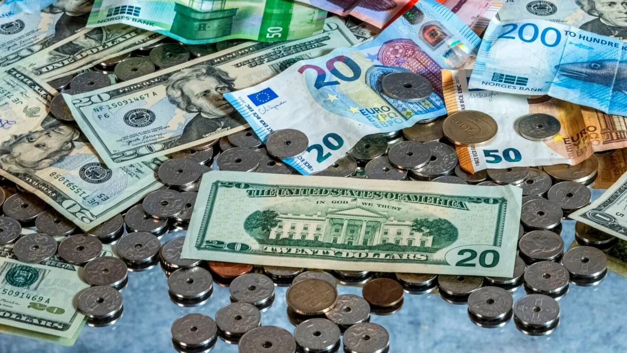 Moneda EURO s-a depreciat în raport cu dolarul american, după ce Donald Trump a câștigat un nou mandat la Casa Albă. Scenariile analiștilor