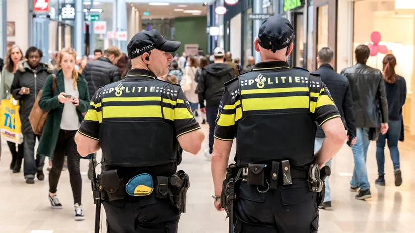 Ce au pățit doi ROMÂNI din Olanda, după ce au îmbrăcat uniforme de polițiști și au început să dea amenzi. Au dat nas în nas cu un polițist adevărat