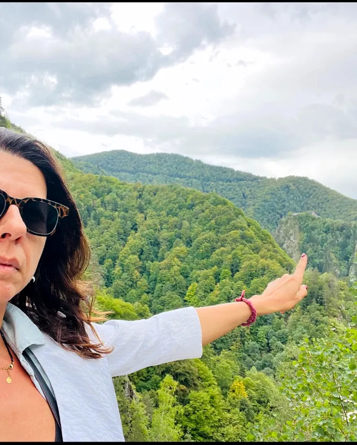Geppi Cucciari, vacanță în România. Reacția actriței din Italia când a văzut baia de aur a lui Nicolae Ceaușescu din Primăverii / Sursa foto: Facebook